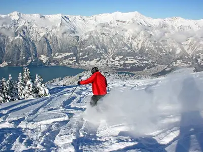 Skifahrer bei der Tiefschneeabfahrt auf der Axalp © Sportbahnen Axalp Windegg AG