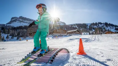 Ein Kind lernt das Skifahren auf der Axalp