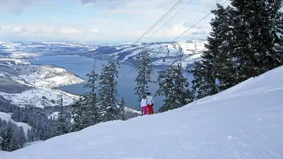 Paar am Schlepplift in Aeschi