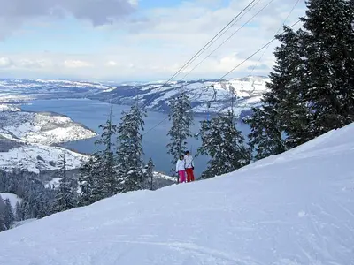 Paar am Schlepplift in Aeschi © Aeschi Tourismus
