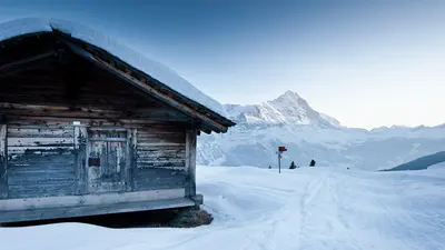 Hütte mit Eigernordwand im Hintergrund