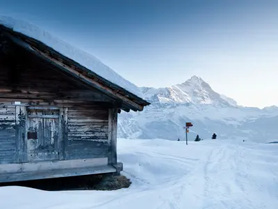 Hütte mit Eigernordwand im Hintergrund © Jungfrau Ski Region