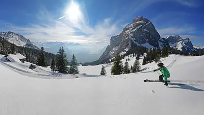 Skifahrer auf der Piste in Brunni Holzegg