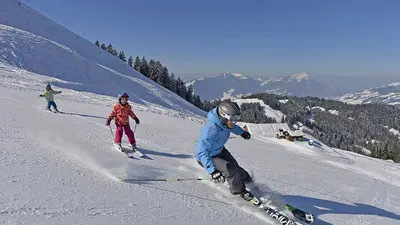 Skifahrer auf der Piste in Sattel Hochstuckli