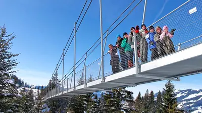 Gruppe auf dem Skywalk in Sattel Hochstuckli