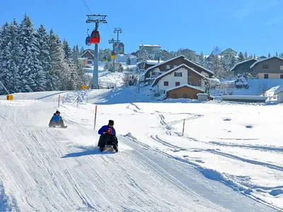 Rodler auf dem Schlittelweg in Sattel Hochstuckli © Sattel-Hochstuckli AG