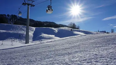 Blick auf Piste und Gondelbahn in Marbachegg