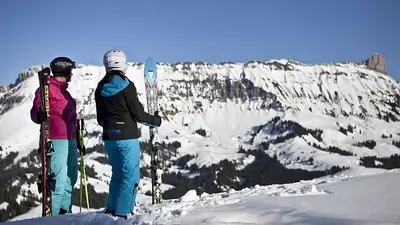 Skifahrer bewundern das Bergpanorama in Marbachegg