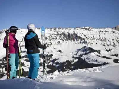 Skifahrer bewundern das Bergpanorama in Marbachegg © Marbach Tourismus
