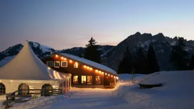 Abendliche Skihütte am Kerenzerberg