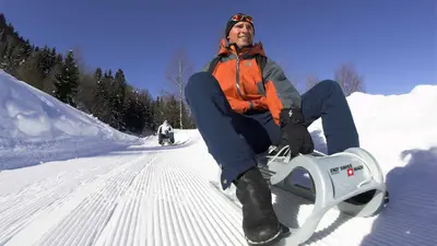 Schlittenfahrer auf der Rodelbahn am Kerenzerberg