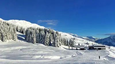 Blick auf die Piste und die Mittelstation in Obersaxen-Mundaun
