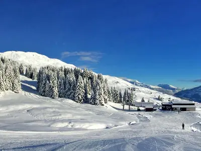 Blick auf die Piste und die Mittelstation in Obersaxen-Mundaun © Bergbahnen Obersaxen-Mundaun
