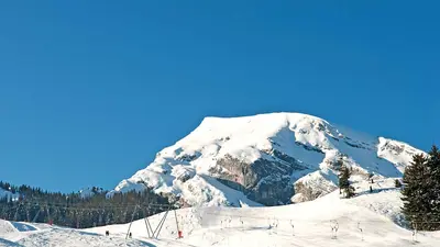 Blick auf Lifte und Pisten am Wiriehorn