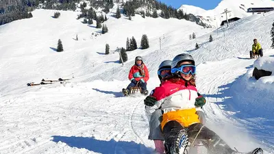 Kinder beim Rodeln am Wiriehorn