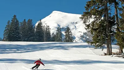 Skifahrer auf der Piste am Wiriehorn