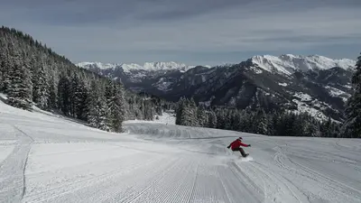 Snowboarder auf einer Piste in Chur-Brambüesch