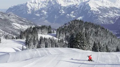 Snowboarder im Skigebiet Chur-Brambrüesch