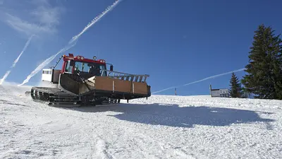 Pistenbully auf der Piste in Champéry