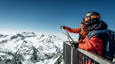 Paar genießt die Aussicht vom Mont Fort