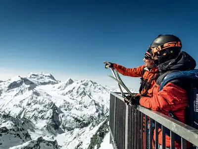 Paar genießt die Aussicht vom Mont Fort © Suisse Tourisme