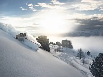 Skifahrer in Nendaz im Pulverschnee © Colmar
