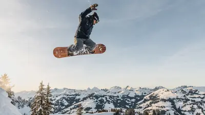 Snowboarder im Playground Snowpark Gstaad