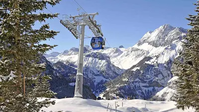 Blick auf Piste und Gondelbahn in Oeschinensee