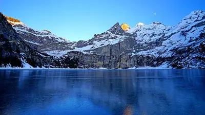 Der zugefrorene Oeschinensee