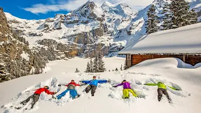 Familie im Tiefschnee am Oeschinensee