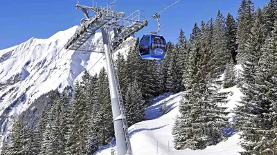 Die moderne Gondelbahn am Oeschinensee