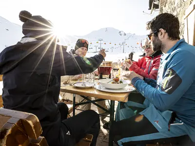 Mittagspause auf der Skihütte © Samnaun / Andrea Badrutt