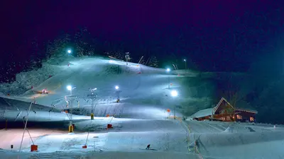 Beleuchtete Nachtskipisten auf der Ebenalp