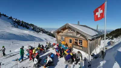 Skifahrer bei der Einkehr in einer Skihütte auf der Ebenalp