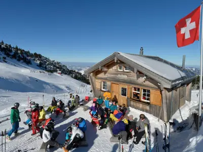 Skifahrer bei der Einkehr in einer Skihütte auf der Ebenalp © Luftseilbahn Wasserauen-Ebenalp