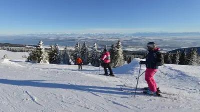 Skifahrer auf einer Piste im Skigebiet Sainte-Croix / Les Rasses