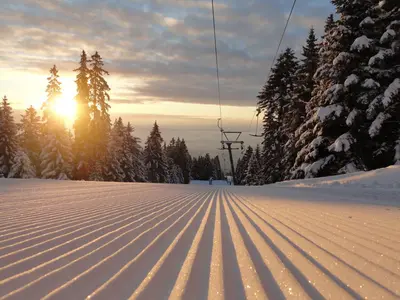 Blick auf eine frisch präparierte Piste im Skigebiet Sainte-Croix / Les Rasses © SCRMBJV