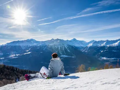 Snowboarder genießt Aussicht vom Skigebiet Jeizinen © Gampel-Bratsch Tourismus