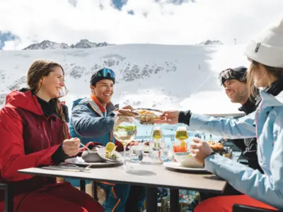 Freunde beim Lunch in Sölden © Ötztal Tourismus / Mathäus Gartner