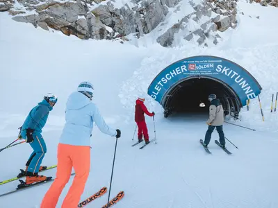 Einfahrt zum berühmten Tunnel im Gletscherskigebiet © Ötztal Tourismus / Mathäus Gartner