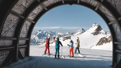 Ausfahrt des berühmten Skitunnels am Gletscher in Sölden