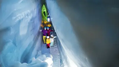 Familie in der Natureishöhle am Hintertuxer Gletscher