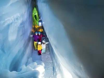 Familie in der Natureishöhle am Hintertuxer Gletscher © Hintertuxer Gletscher