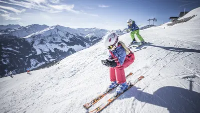 Kinder beim Skifahren in Spieljoch