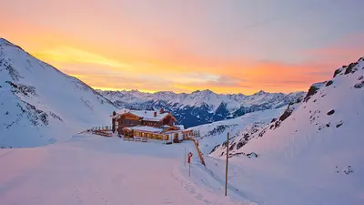 Die Wedelhütte in der Dämmerung