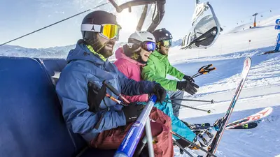 Skifahrer im Sessellift in Hochzillertal-Kaltenbach