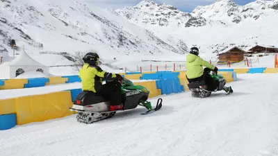 Kinder beim Fahren mit SkiDoos