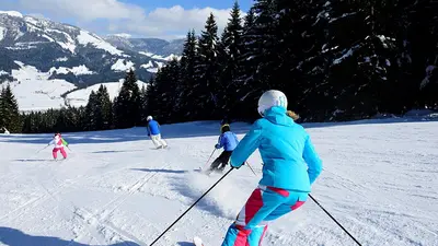 Skifahren mit der ganzen Familie im Skigebiet St. Johann