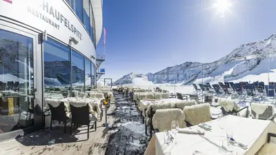 Sonnenterrasse des Schaufelspitz Restaurants am Stubaier Gletscher