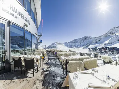 Sonnenterrasse des Schaufelspitz Restaurants am Stubaier Gletscher © Stubaier Gletscher / Andre Schönherr